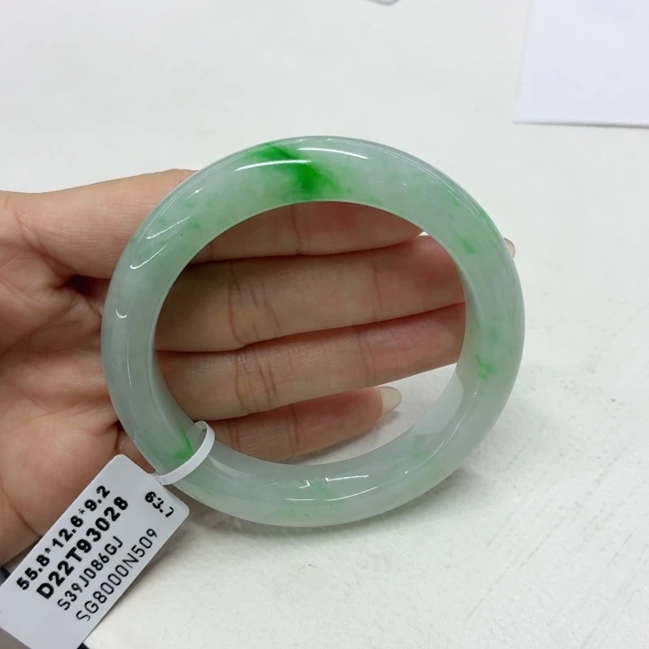 翡翠未镶嵌手镯55.8飘阳绿