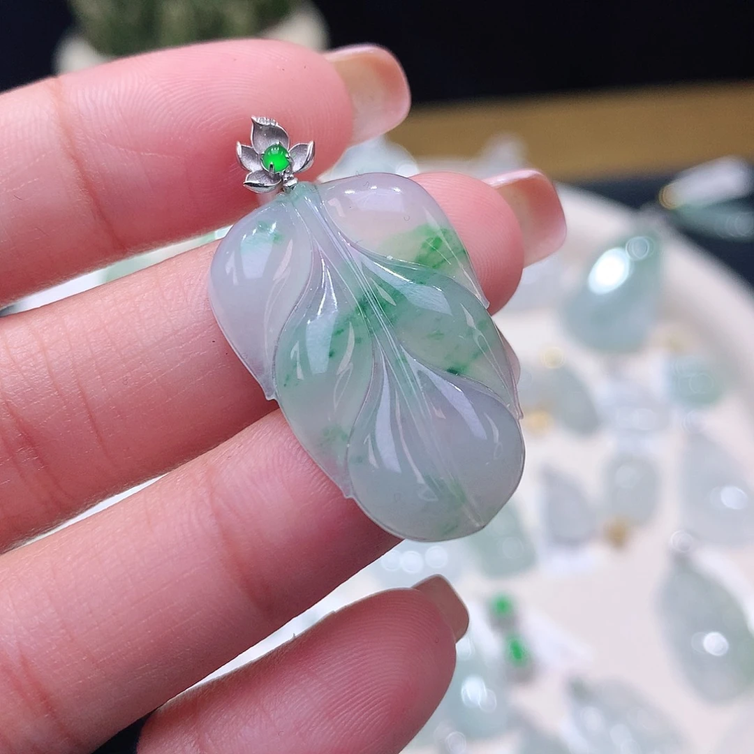 颈饰18K金镶嵌翡翠叶子