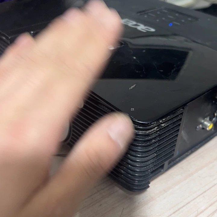 8新投影仪一台 坏的 包邮