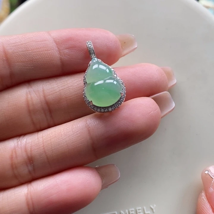 翡翠吊坠(不含链)18K金镶嵌翡翠冰绿葫芦吊坠