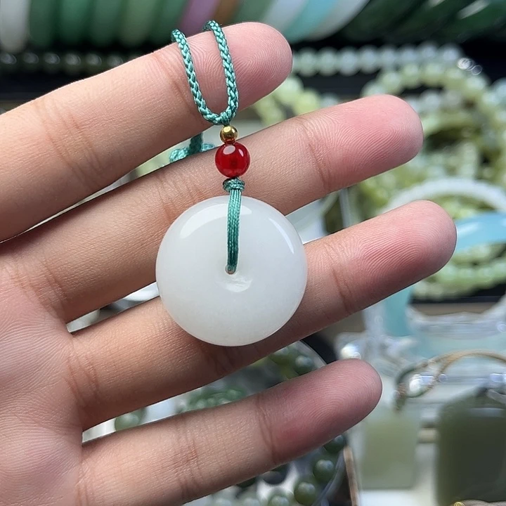 颈饰未镶嵌石英质玉