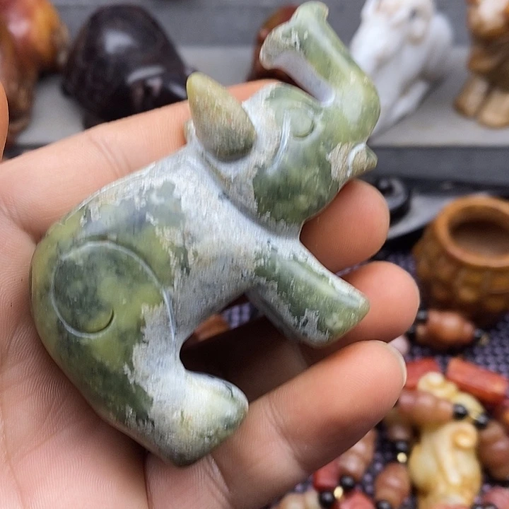 未镶嵌蛇纹石玉颈饰