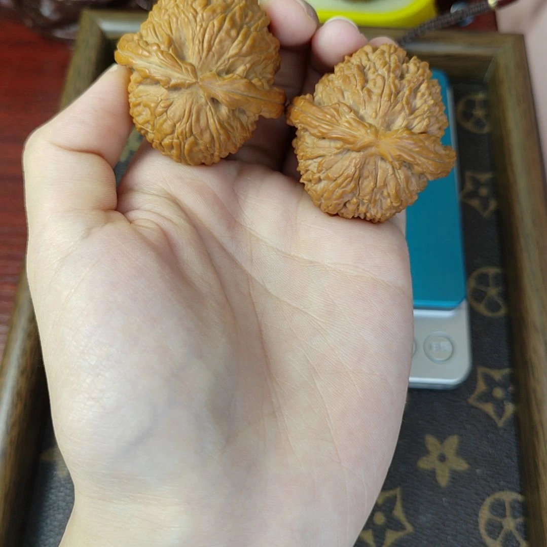 文玩核桃吊坠白狮子