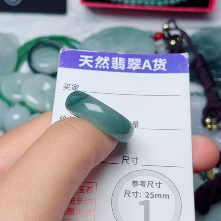 翡翠未镶嵌颈饰戒指