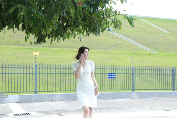 小香风名媛气质高级女神范白色条纹V领收腰连衣裙子夏季