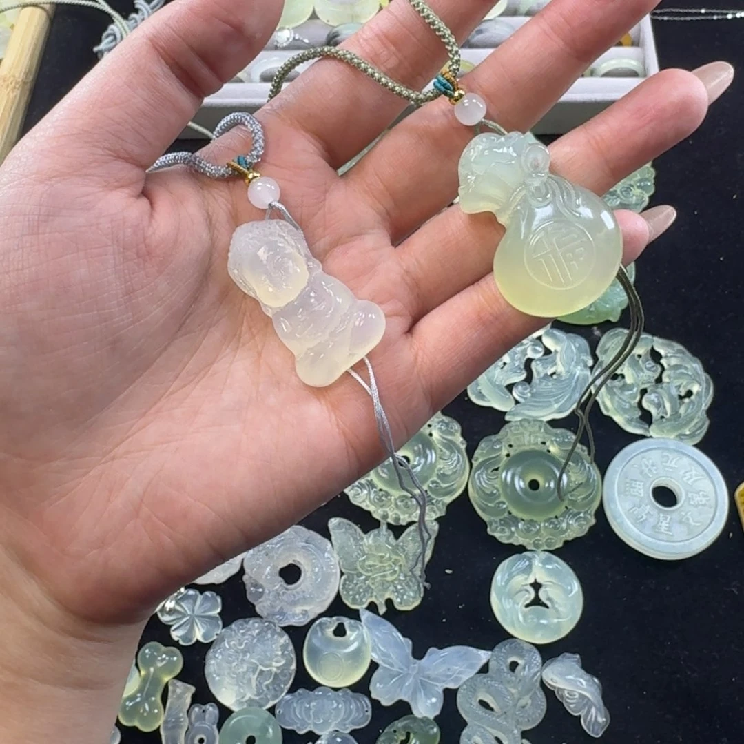 在***上蛇纹石玉合金颈饰