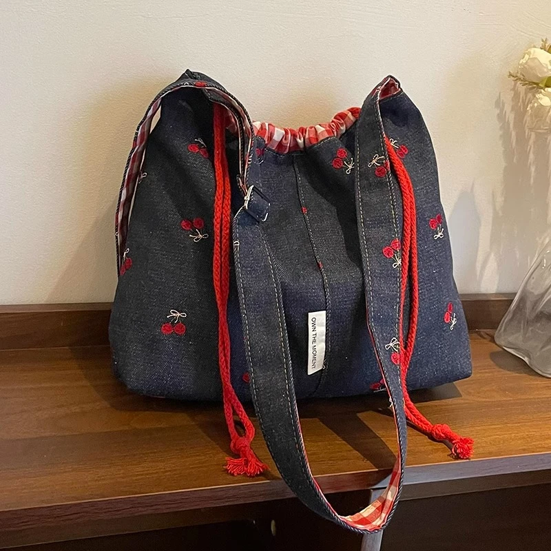 文艺风刺绣椭圆形托特包斜挎包黑色拼色抽绳蓝色复古肩包