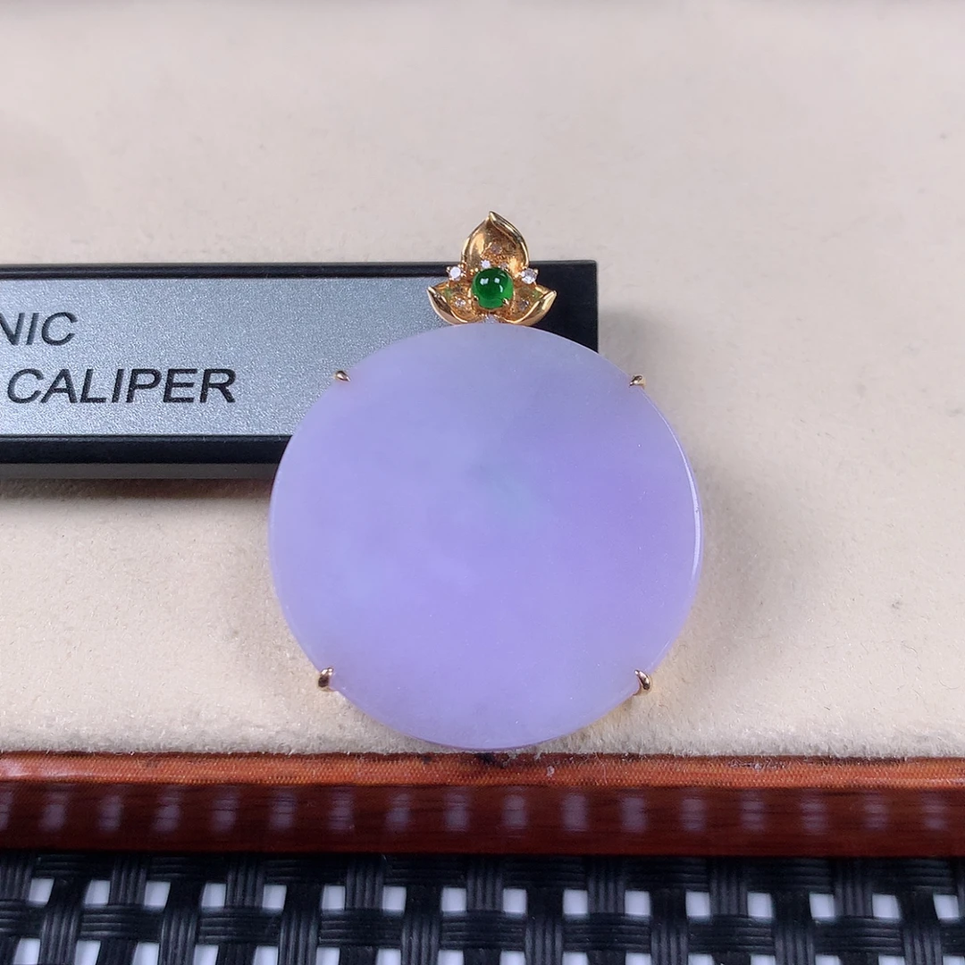 缅甸天然翡翠18k金镶嵌紫罗兰无事牌吊坠10尺寸：25.5×4.5mm