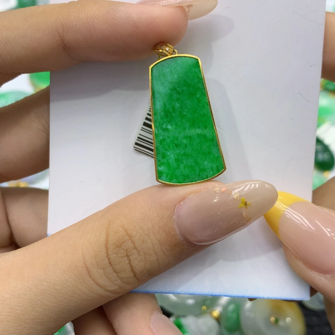 颈饰18K金镶嵌翡翠