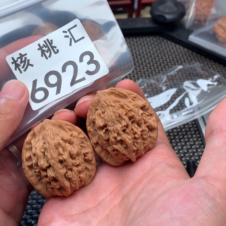 文玩核桃吊坠虎头