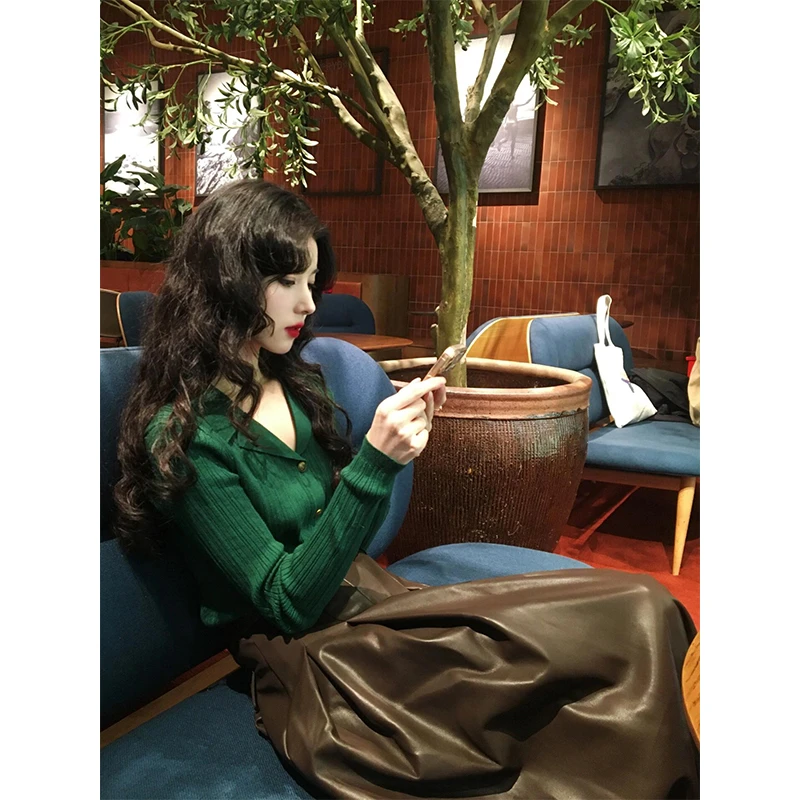 复古港风绿色V领短款长袖针织衫女秋季新款气质修身显瘦内搭上衣