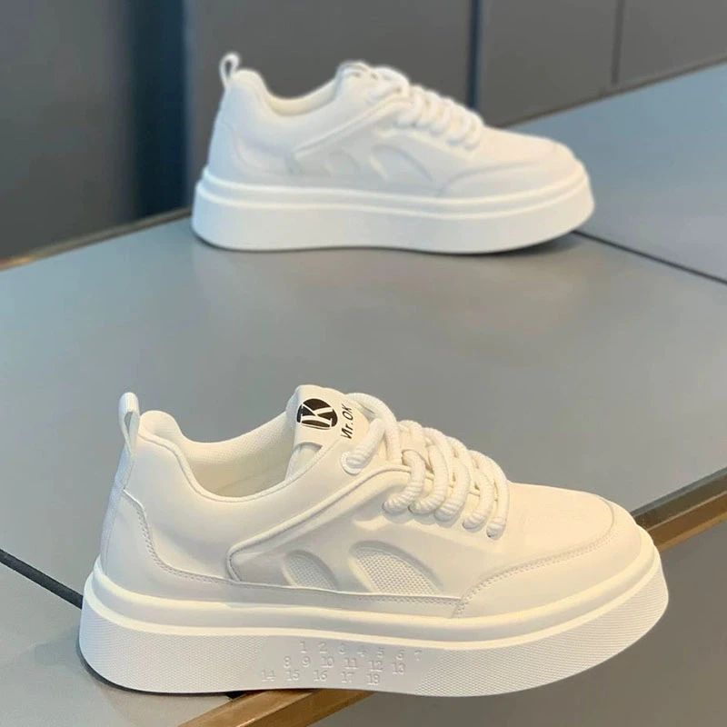男鞋2025春秋新款低帮软底板鞋皮面增高小白鞋打孔透气系带休闲鞋