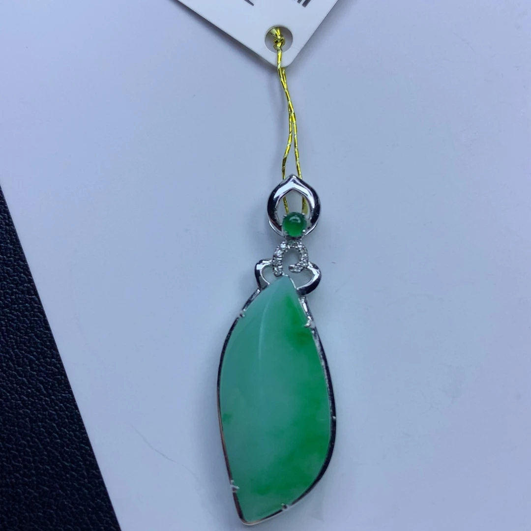 翡翠颈饰未镶嵌随形