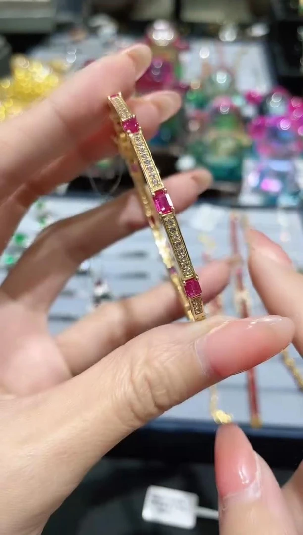 18K金镶嵌天然红宝石手镯满圈款