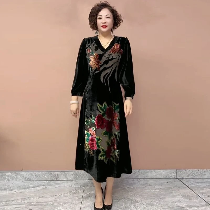 洋气时尚高端V领长款丝绒连衣裙秋冬妈妈装宽松大码长袖打底裙子