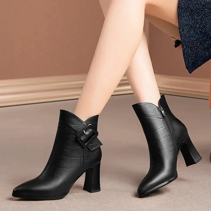 断码清仓真软皮短靴女高跟2025秋冬新款尖头加绒瘦瘦靴粗跟马丁靴