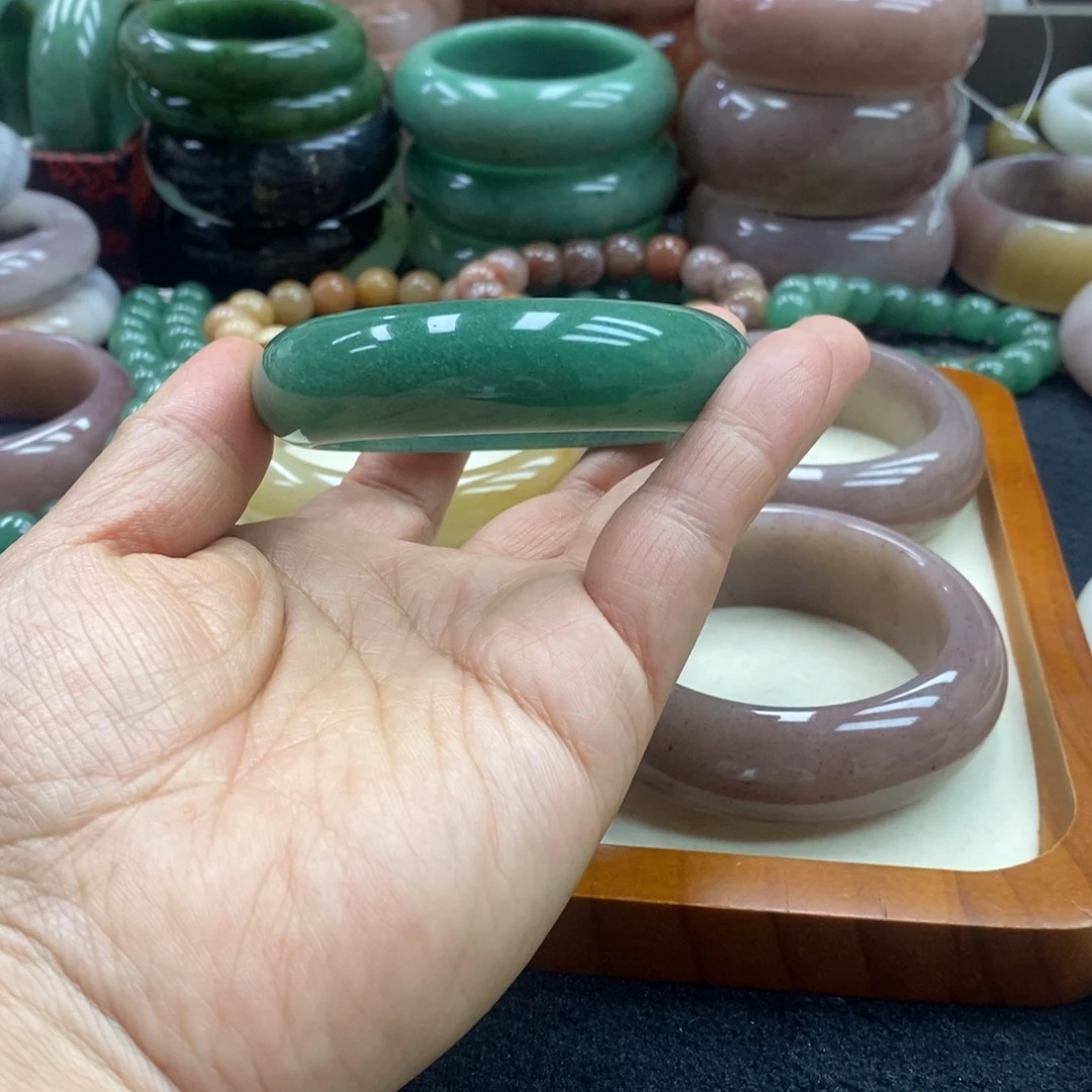 辰***辰未镶嵌手镯石英质玉