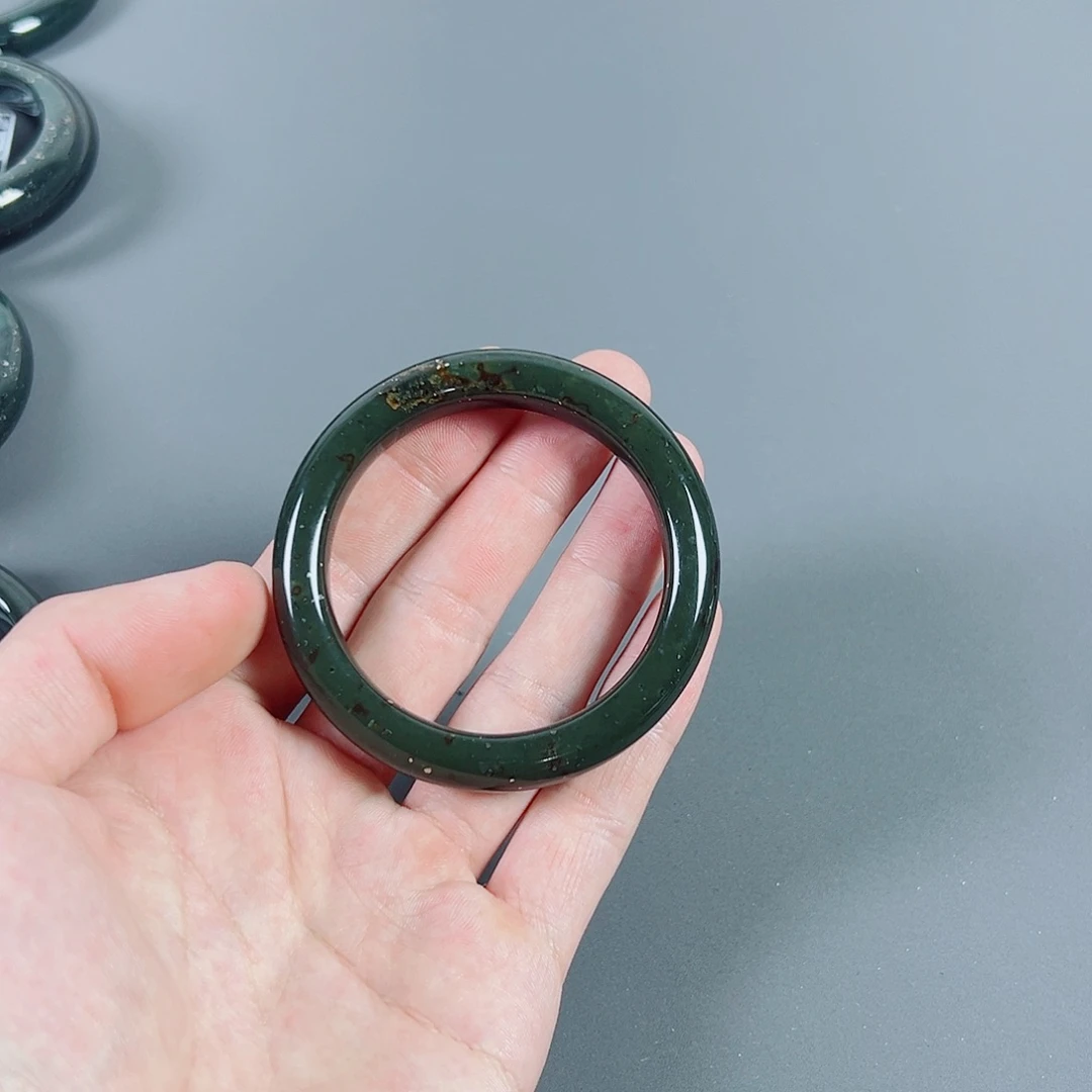 乐***乐和田玉未镶嵌手镯