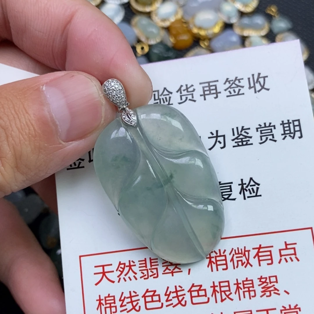 翡翠18K金镶嵌颈饰叶子