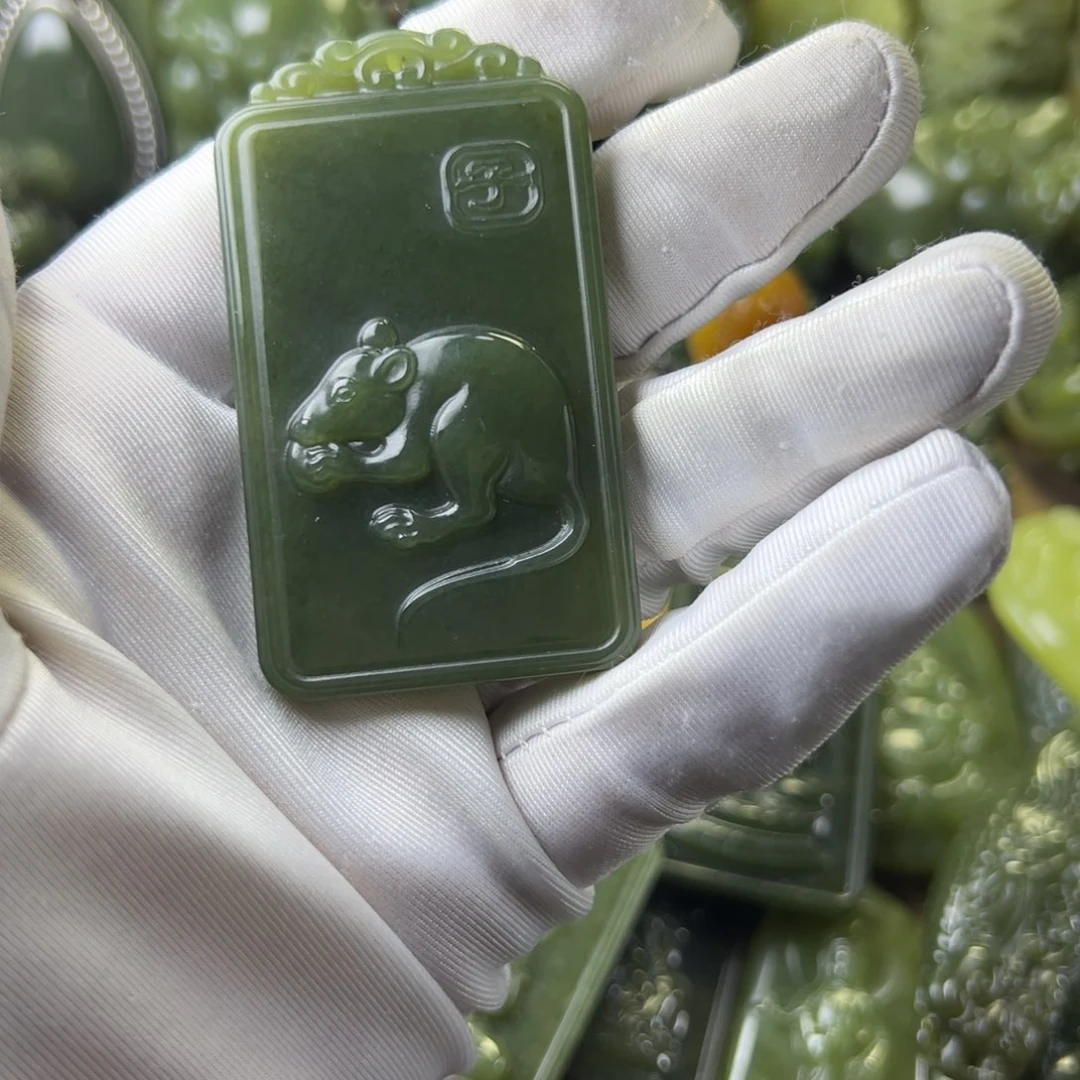 岫岩老玉（透闪石质玉）挂件未镶嵌红**?