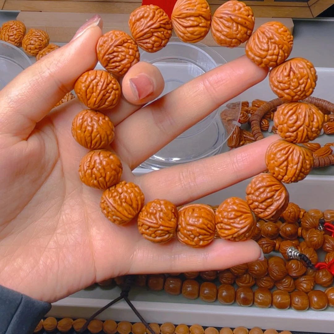 王***生秦岭龙纹桃核手串