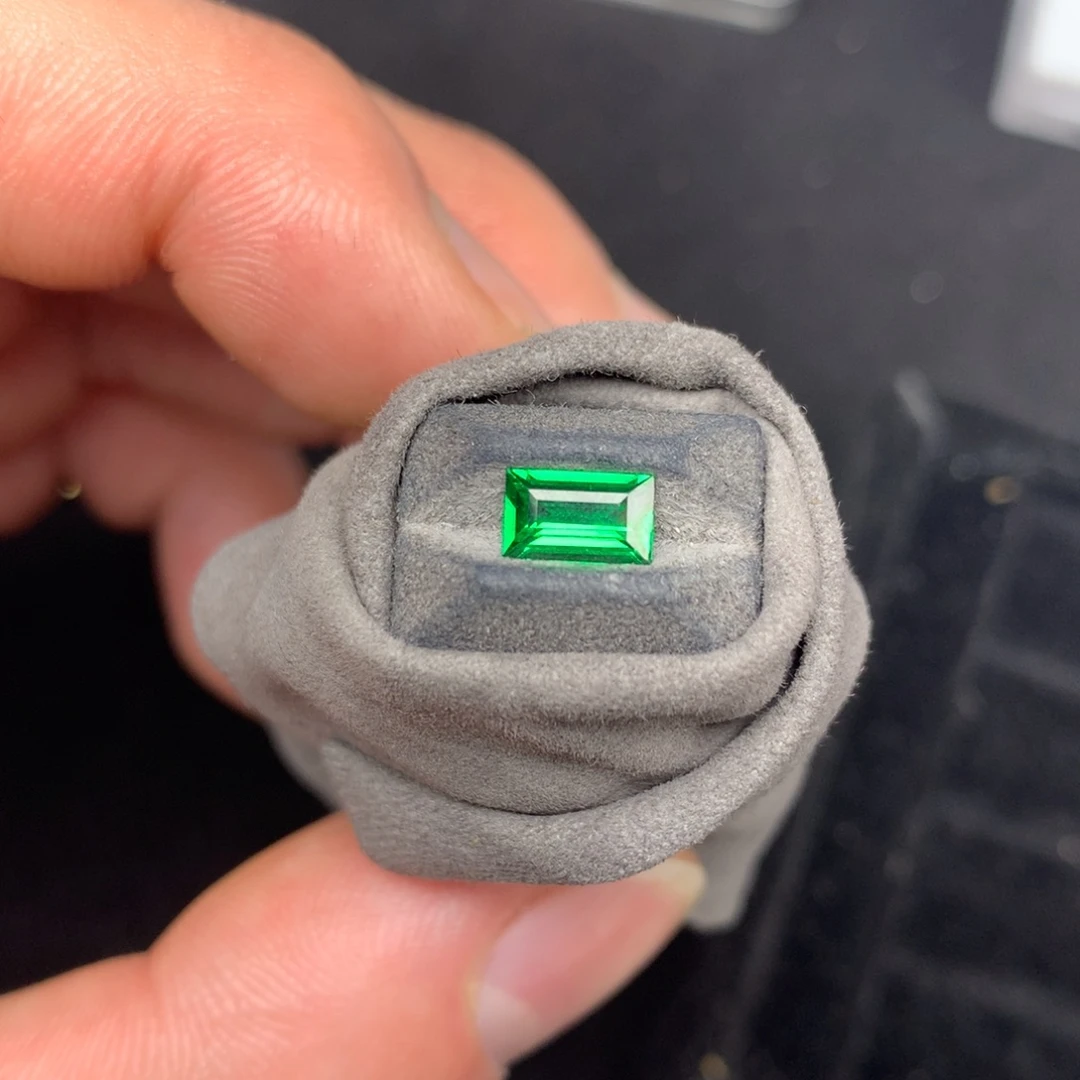 未镶嵌阿鲁沙卡扎尼绿0.68ct石榴石（沙弗莱）