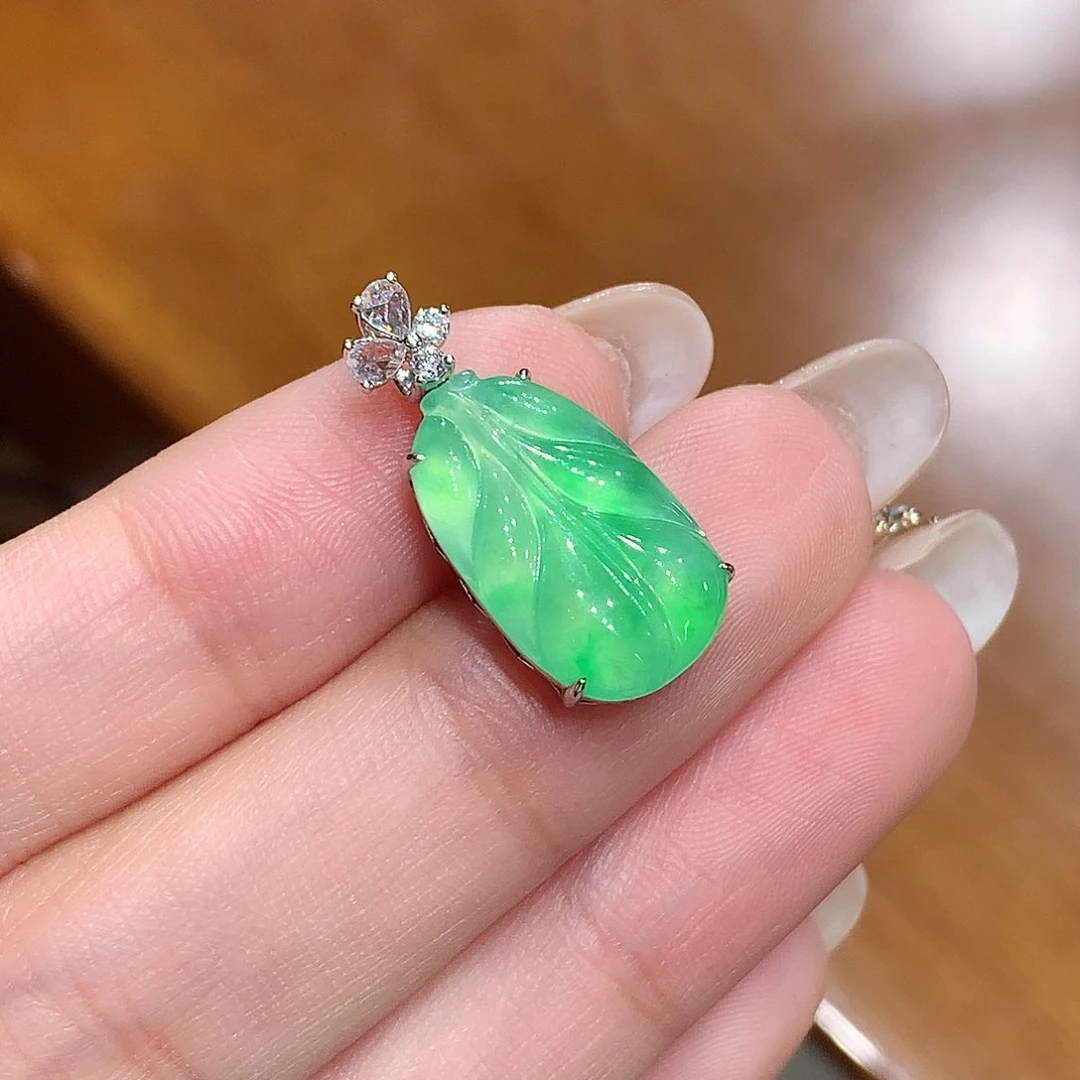 颈饰18K金镶嵌翡翠叶子