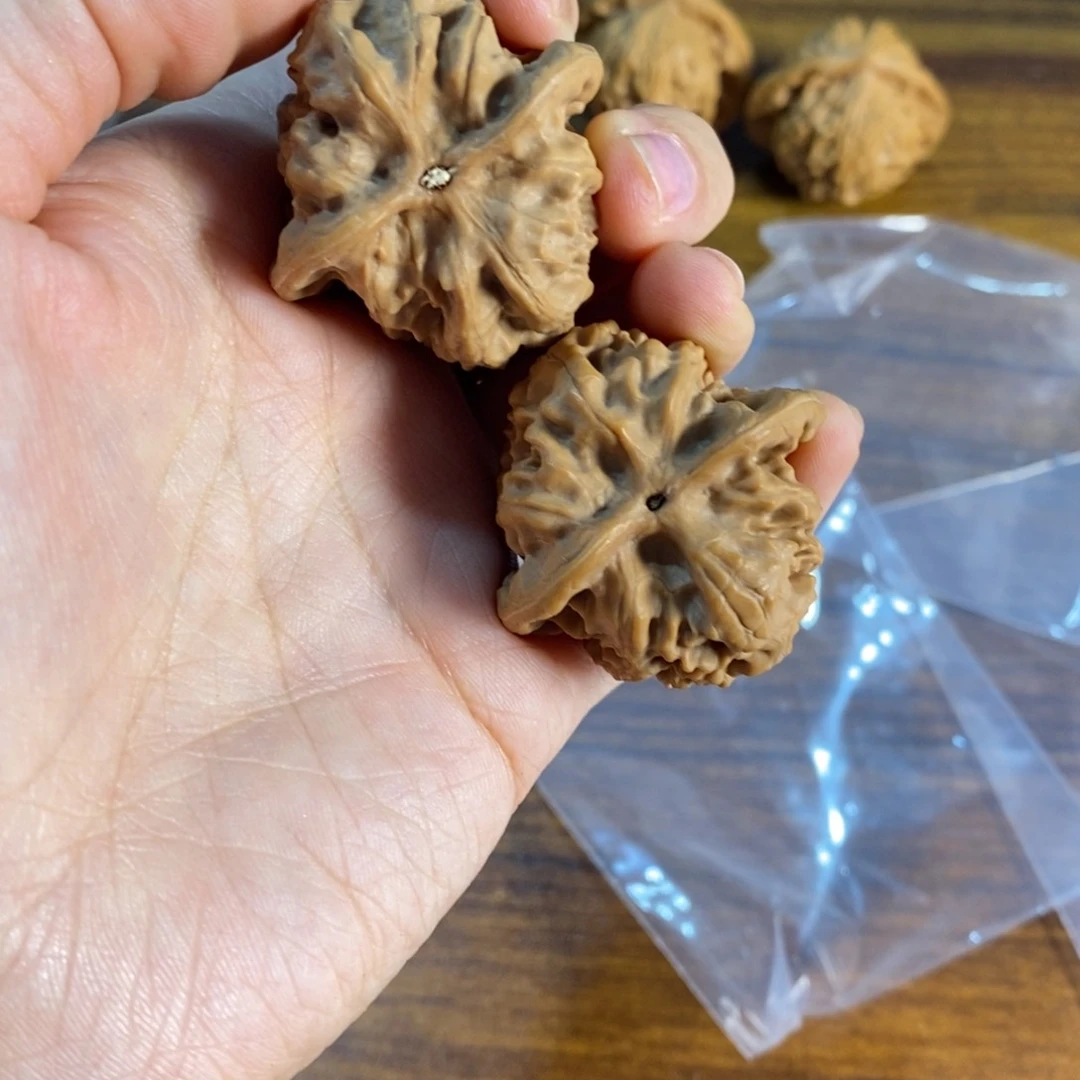 文玩核桃吊坠喧****昨野狼