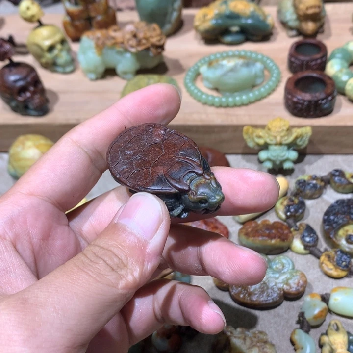 未镶嵌岫岩河磨玉（透闪石质玉）挂件