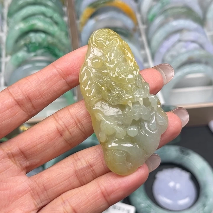 翡翠未镶嵌颈饰冰黄龙牌