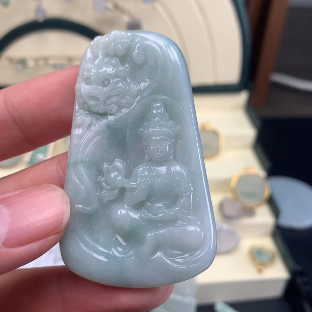 翡翠未镶嵌颈饰观音