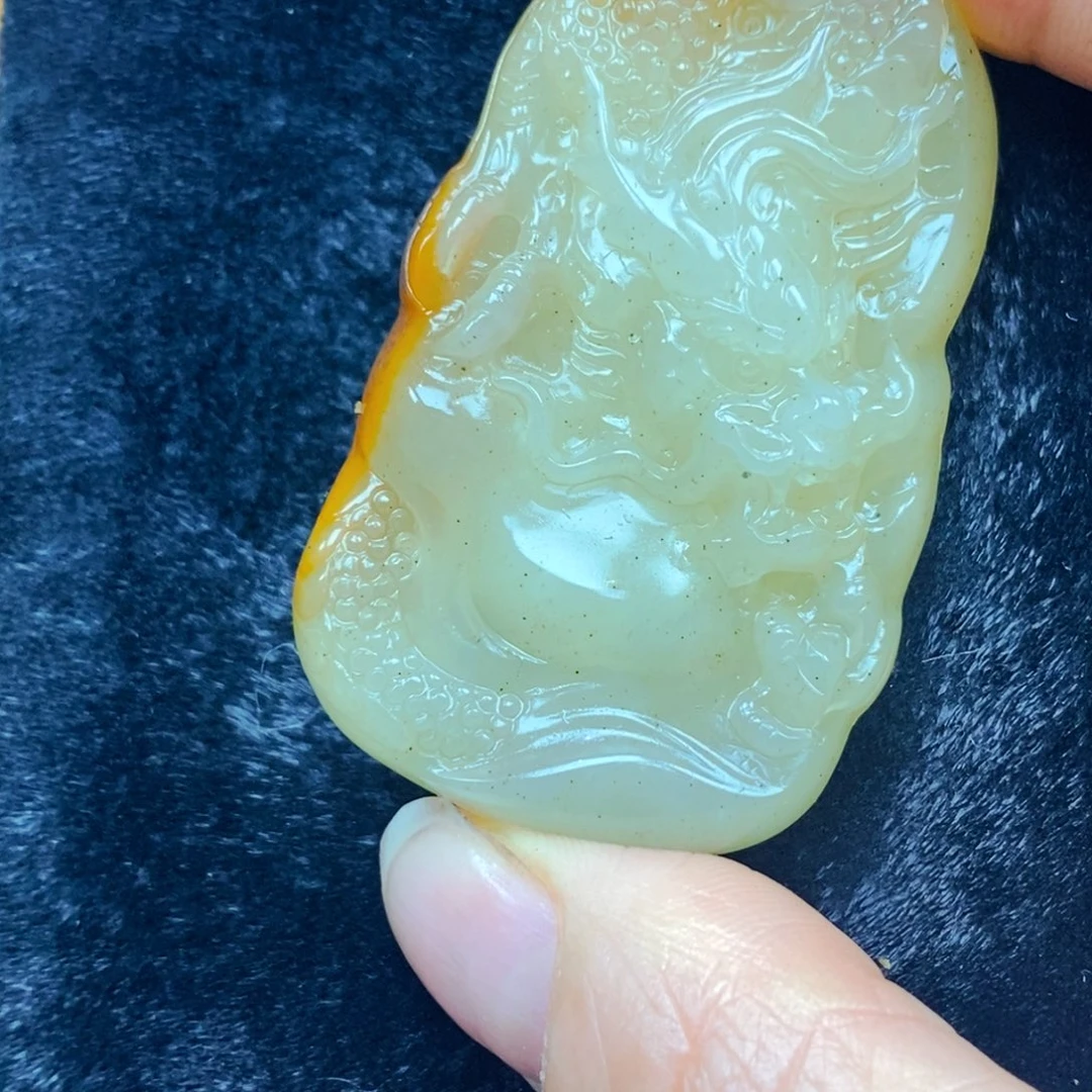 未镶嵌石英质玉（黄龙玉）颈饰