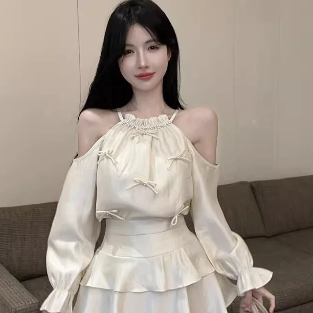 2025秋季新款洋气镶钻蝴蝶结喇叭袖挂脖漏肩上衣+蛋糕半身裙套装