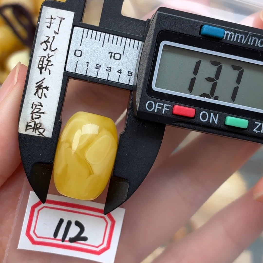 苏***周未镶嵌蜜蜡裸石微瑕