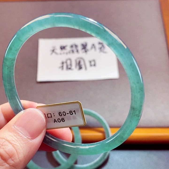 翡翠未镶嵌手镯翡翠手镯3