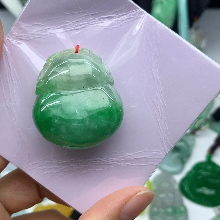 翡翠未镶嵌吊坠(赠链)