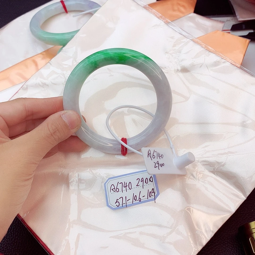 翡翠手镯未镶嵌翡翠