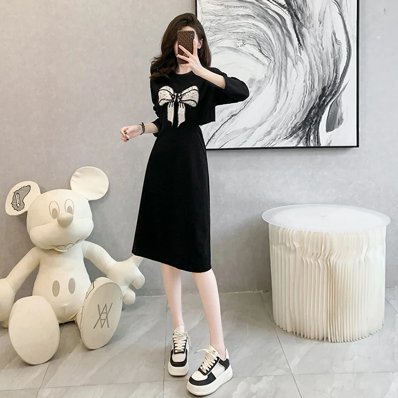 高级感休闲连衣裙女2024春秋新款百搭修身蝴蝶露腰中长款小黑裙子