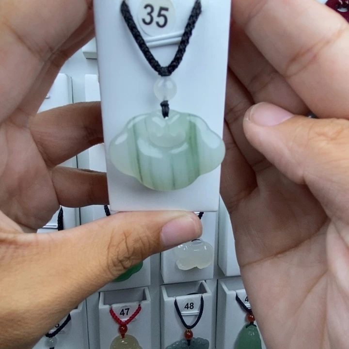 忘***了石英质玉未镶嵌颈饰