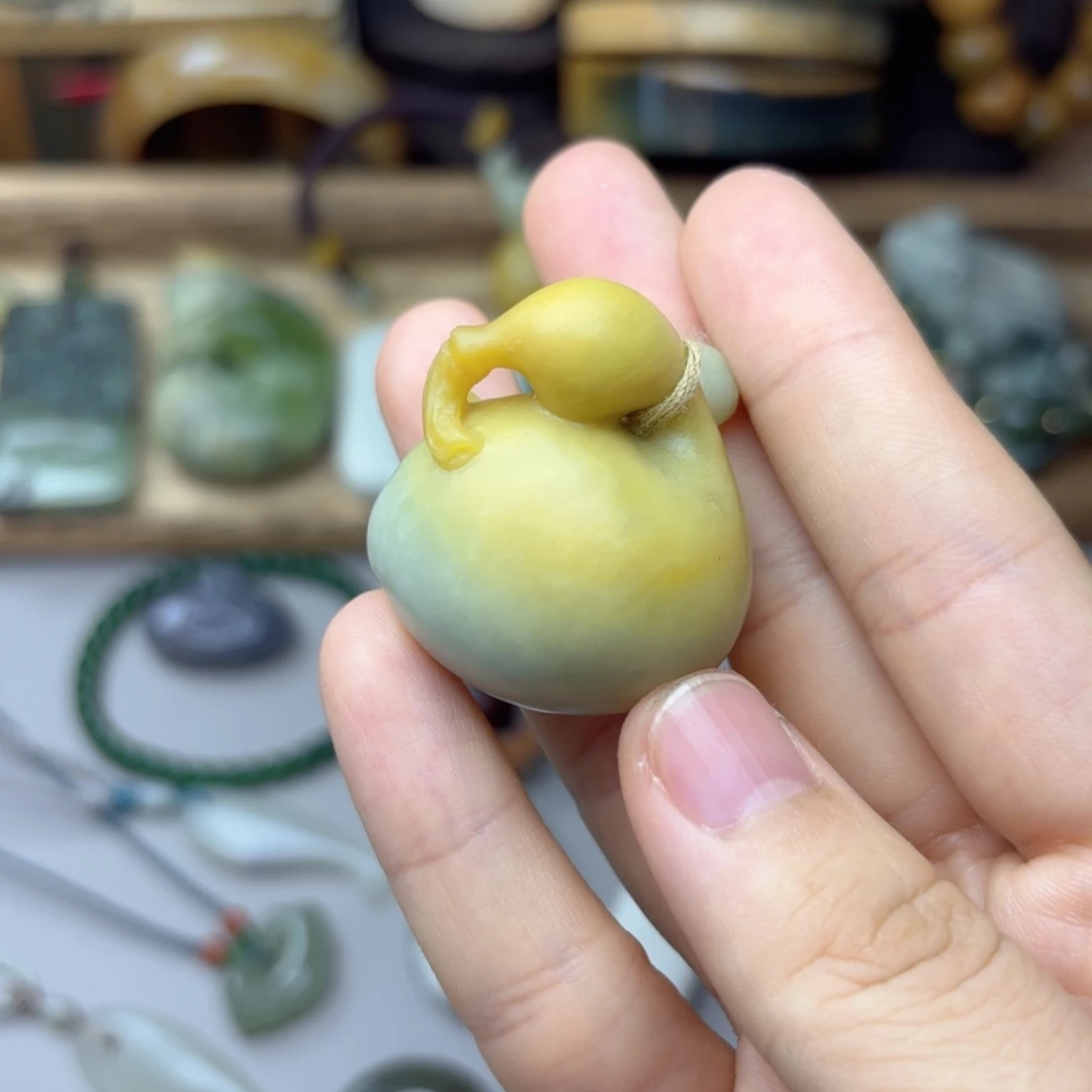 ****字透闪石质玉未镶嵌颈饰