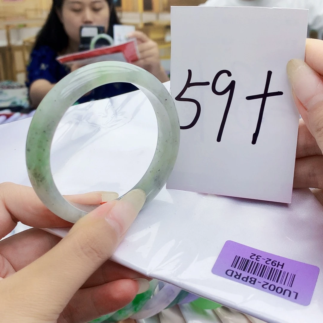 翡翠手镯未镶嵌000……