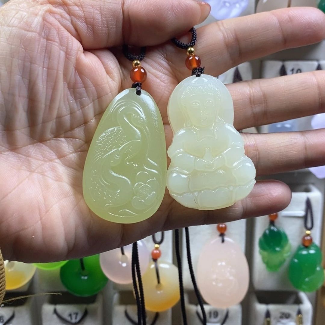 颈饰未镶嵌石英质玉（金丝玉）七**云