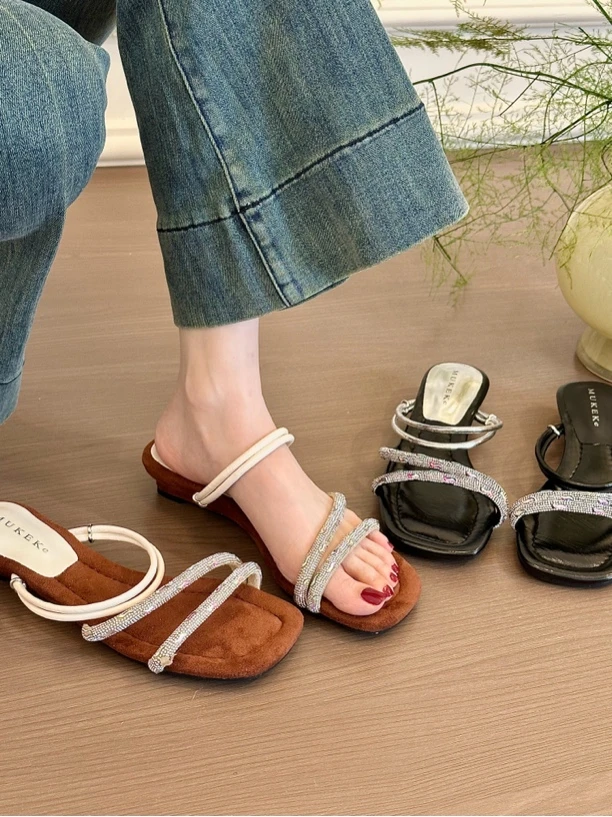 titing氛围感两穿！复古绒面方头水钻一字带坡跟凉拖女夏平底凉鞋