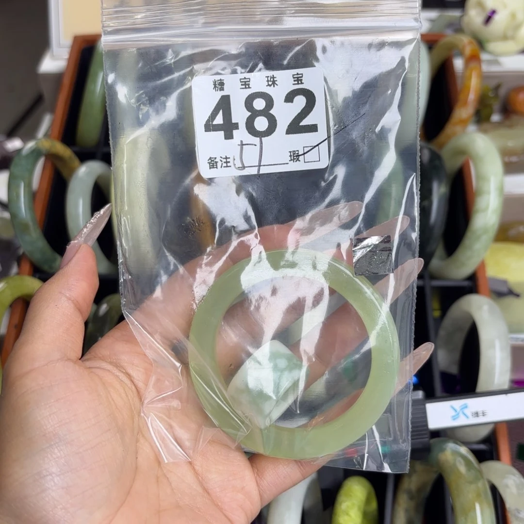 未镶嵌蛇纹石玉手镯来****）