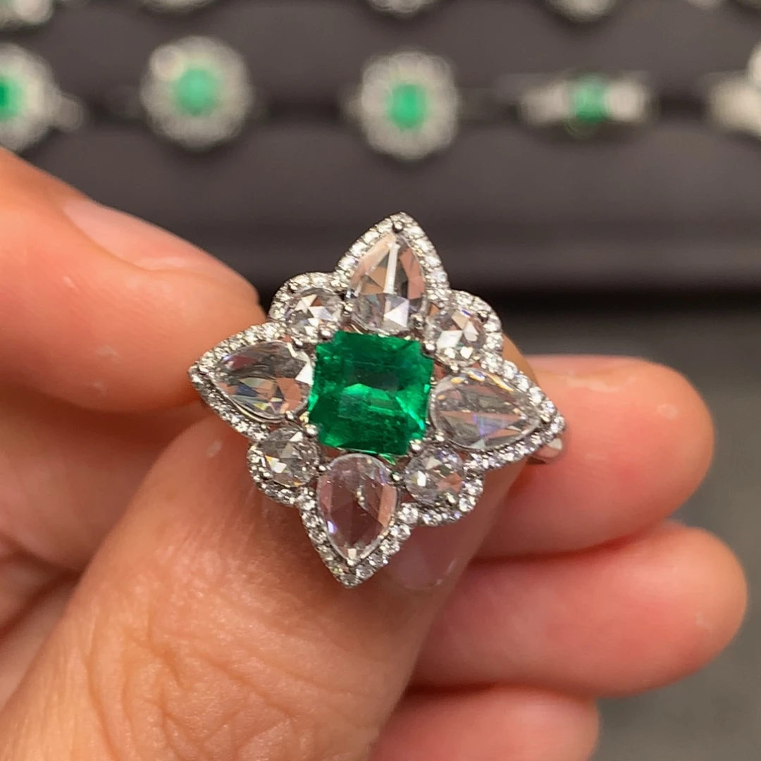 祖母绿戒指18K金镶嵌