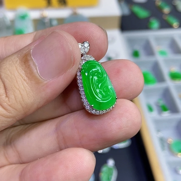 翡翠18K金镶嵌颈饰