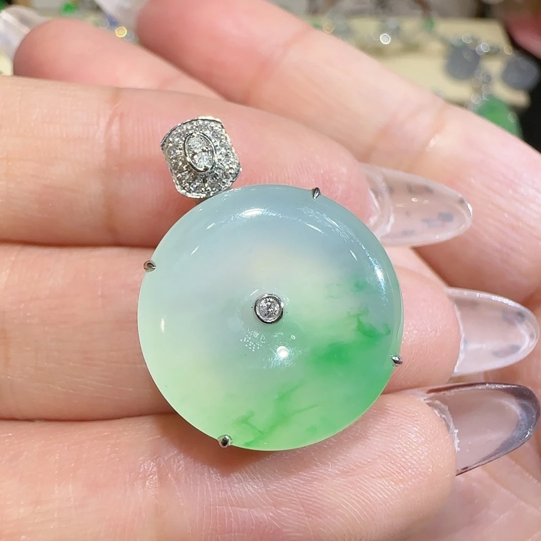 【闪购商品】颈饰18K金镶嵌翡翠