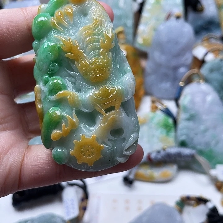 用***8颈饰未镶嵌翡翠天然