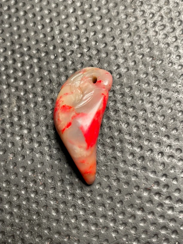 昌化鸡血石挂件。