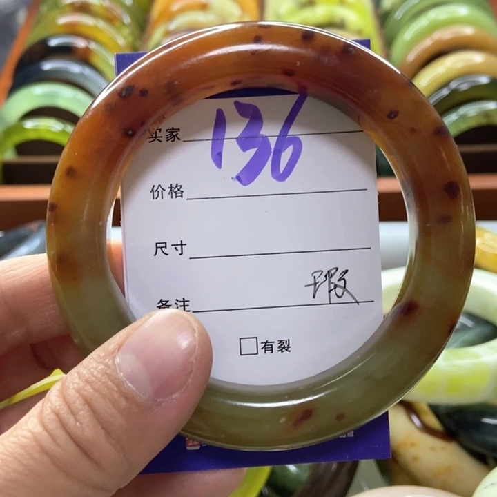 蛇纹石玉未镶嵌手镯醉*花